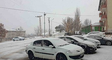 Başkale beyaza bürüdü