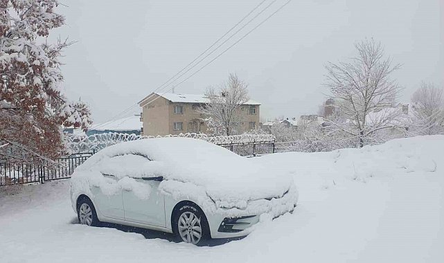 Başkale'de araçlar kara gömüldü: 11 yerleşim yerinin yolu ulaşıma kapandı