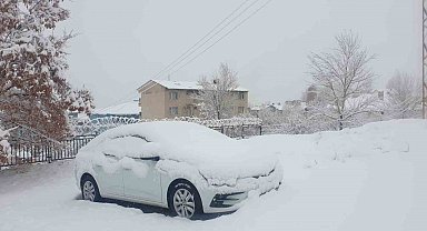 Başkale'de araçlar kara gömüldü: 11 yerleşim yerinin yolu ulaşıma kapandı