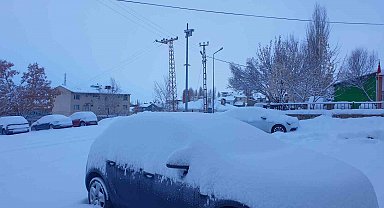 Başkale'de araçlar kara gömüldü: 4 yerleşim yerinin yolu ulaşıma kapandı