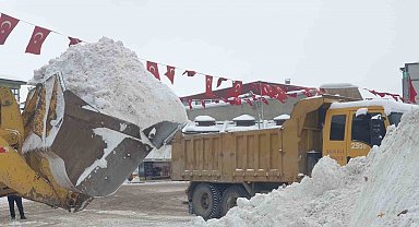 Başkale'de kış sert geçiyor, kar yığınları kamyonlarla ilçe dışına taşınıyor