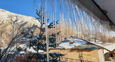Başkale'de soğuk hava çatıları dondurdu
