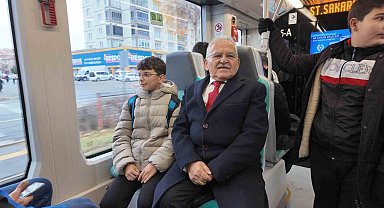 Başkan Büyükkılıç tramvaya bindi, yolcularla sohbet etti