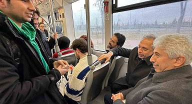 Başkan Yalçın meclis toplantısına tramvayla gitti