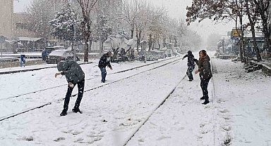Batman'a uzun yıllar sonra lapa lapa kar yağdı, vatandaşlar sokağa döküldü