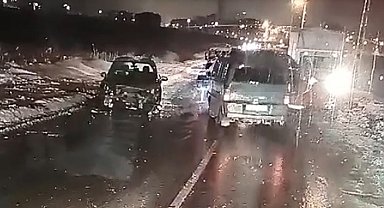 Batman'da buz pistine dönen yolda 2 araç çarpıştı