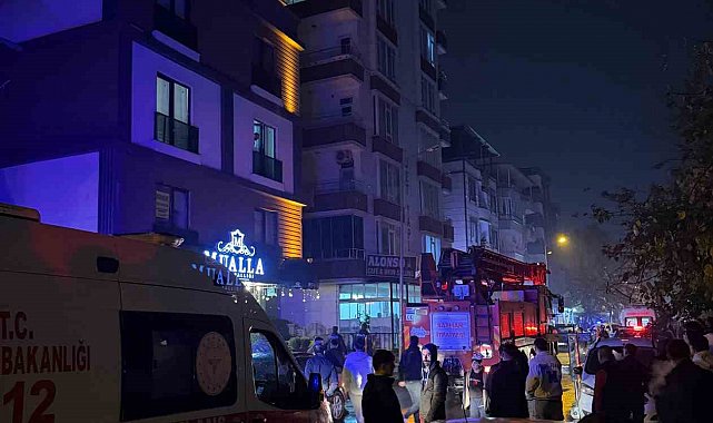 Batman'da cinnet getiren şahıs, evinin eşyalarını sokağa fırlattı