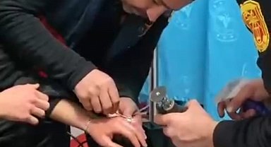 Batman'da parmağına yüzük sıkışan gencin imdadına itfaiye yetişti