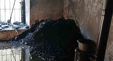 Batman'da sobadan çıkan kıvılcımlar evi küle çevirdi