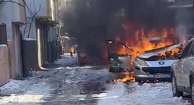 Batman'da soğuk havada çalışmayan araç alev aldı