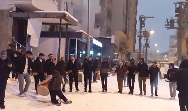 Batman'da yıllar sonra gelen kar sevinci: Davul zurna, halay ve kızak keyfi