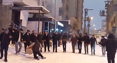 Batman'da yıllar sonra gelen kar sevinci: Davul zurna, halay ve kızak keyfi