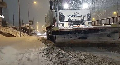 Batman'da yoğun kar yağışı sürücülere zor anlar yaşattı