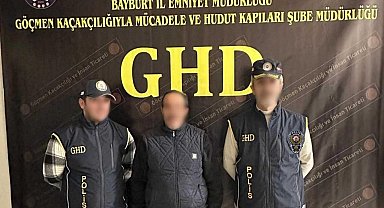 Bayburt'ta 2 düzensiz göçmen ile 1 göçmen kaçakçısı yakalandı