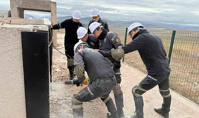 Bayburt'ta Çevik Kuvvet personeline enkazda arama kurtarma eğitimi