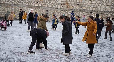 Bayburt'ta mevsimin ilk karı düştü: Öğrenciler bahçeye koştu