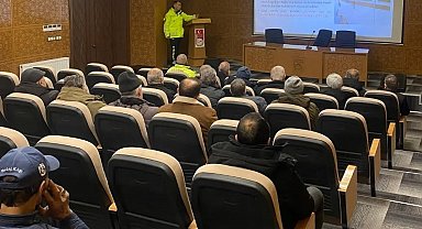 Bayburt'ta okul servis sürücülerine trafik eğitimi verildi