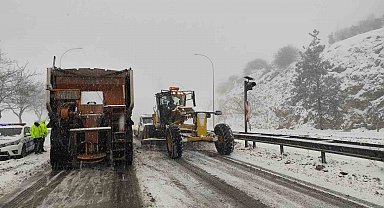 Bazı yollar yoğun kar yağışı nedeniyle trafiğe kapatıldı