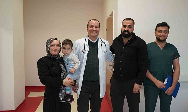 Bebeğin yuttuğu mıknatıslar bağırsak delinmesine neden oldu