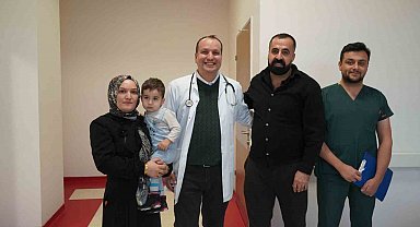 Bebeğin yuttuğu mıknatıslar bağırsak delinmesine neden oldu