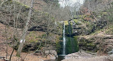 Beşikderesi Şelalesi'nde kış manzarası