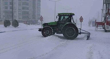 Besni'de yoğun kar yağışı hayatı olumsuz etkiledi