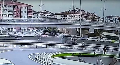 Beton bariyere çarpan otomobil devrilip sürüklendi, kaza anı kamerada