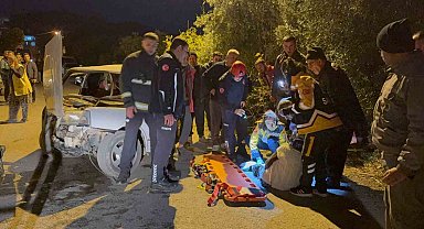 Beton bloğa çarpan Tofaş hurdaya döndü: 1 yaralı