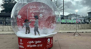 Beyağaçlılar yılbaşı hatıralarını dev kar küresiyle ölümsüzleşiyor