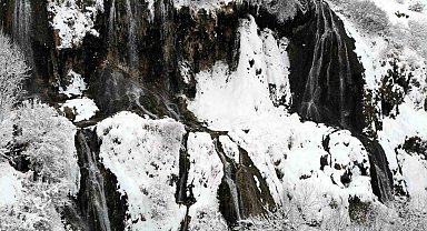 Beyaz gelinliğini giyen Girlevik Şelalesi kışın da göz kamaştırıyor