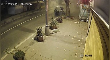 Beykoz'da ehliyetsiz sürücünün kullandığı otomobil ağaca çarpıp yola savruldu: 2 yaralı