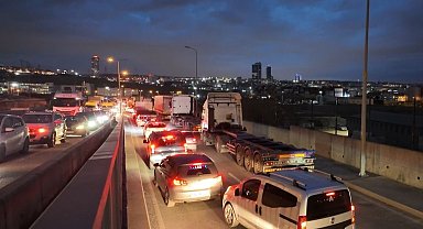 Beylikdüzü Ambarlı'da eylem yapan tır şoförleri nedeniyle trafik durma noktasına geldi