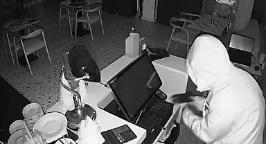 Beylikdüzü'nde 3 işyerinden toplam 51 bin 500 TL çalan hırsızlar kamerada