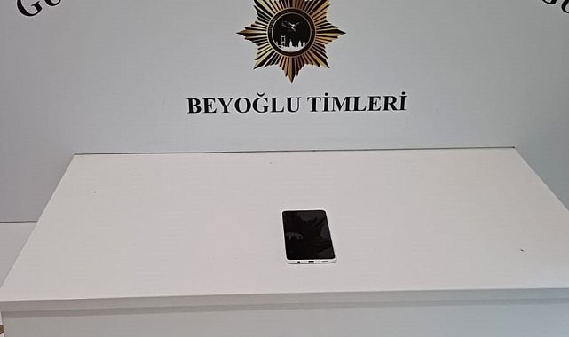 Beyoğlu'nda bankta uyuyan kişinin telefonun çalındığı anlar görüntülendi
