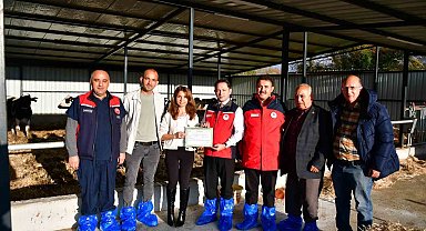 Biga'da kaliteli hayvansal üretim yapan üreticiye Ari İşletme Belgesi