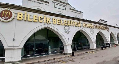 Bilecik Şehirlerarası Otobüs Terminali'nde tavan akıyor, yolcular soğuktan donyor