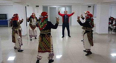 Bilecik'te 45 yıldır halk oyunu öğretiyor