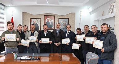 Bilecik'te ana arı yetiştiriciliği eğitimi alan 33 arıcı sertifikalarını aldı