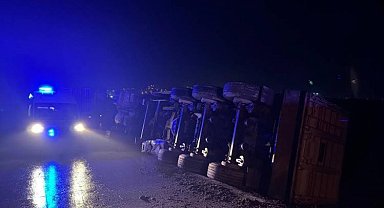 Bilecik'te devrilen tırın sürücüsü yaralandı