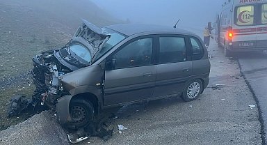 Bilecik'te iki araç kafa kafaya çarpıştı