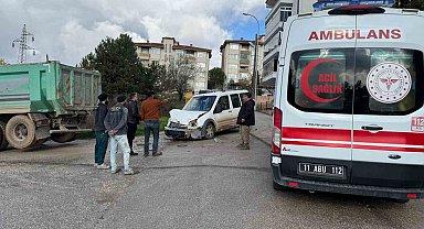 Bilecik'te kamyon ile hafif ticari araç çarpıştı; 4 yaralı