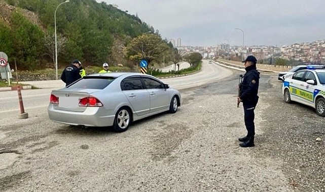 Bilecik'te yasal kalış hakkı bulunmayan 2 kişi yakalanarak, sınır dışı süreçleri başlatıldı