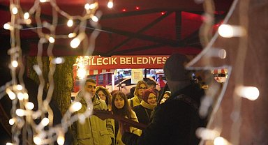 Bilecik'te yeni yıl coşkusu Sanat Sokağı'nda konserlerle yaşanıyor