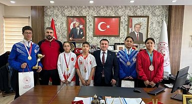 Bilecikli kick boks sporcularını makamında ağırladı