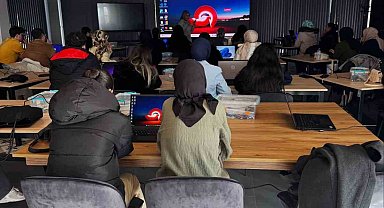 Bilişim Akademisi'nde Fen Bilgisi öğretmen adaylarına eğitim