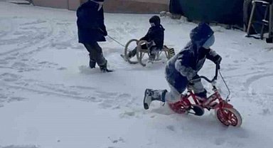 Bin 430 rakımlı köyde kar tatili yapan çocukların kızak keyfi