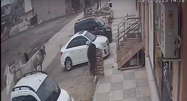 Bina önünden malzemeleri izinsiz alan şahıslar kameraya yakalandı