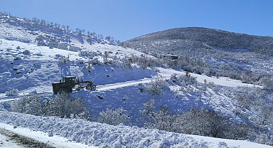 Bingöl'de kapanan köy yollarında çalışmalar aralıksız sürüyor