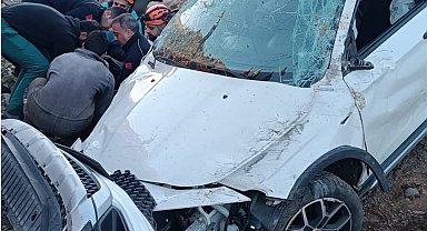 Bingöl'de otomobil şarampole uçtu: 2 yaralı