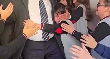 Bir ömürlük eğitimin son zili: 46 yıllık öğretmenlik yolculuğuna alkışlarla veda